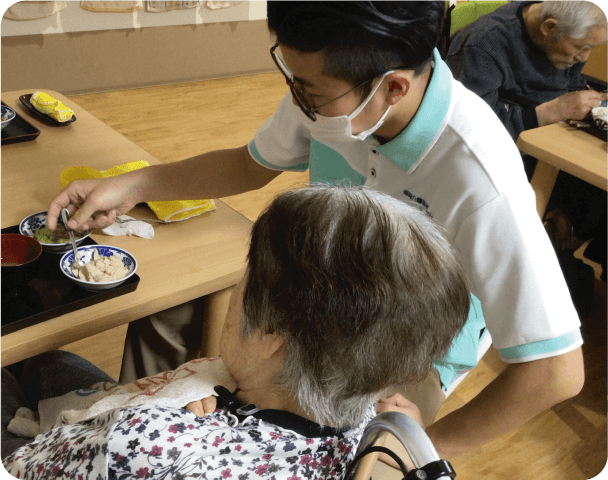 利用者さんへ食事介助